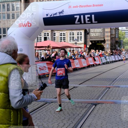 13.09.2026 - 21. swb-Marathon Bremen Tim E. http://msf.ph/oto/10355590 13.09.2026 12:47:20 Ziel 649, 7741 meine-sportfotos.de
