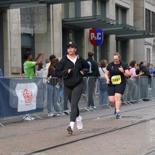 13.09.2026 - 21. swb-Marathon Bremen Strokosch-Dieckow http://msf.ph/oto/10355905 13.09.2026 11:16:39 Ziel 10295, 10335, 10679, 10999, 11355, 11456, 11461, 11653, 11867, 12089, 12287, 10242, 11274, 12057, 12102, 12158 meine-sportfotos.de