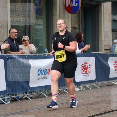 13.09.2026 - 21. swb-Marathon Bremen Strokosch-Dieckow http://msf.ph/oto/10355941 13.09.2026 11:16:42 Ziel 10295, 10335, 10679, 10999, 11355, 11456, 11461, 11653, 11867, 12089, 12287, 10242, 10679, 11274, 12057, 12102, 12158 meine-sportfotos.de
