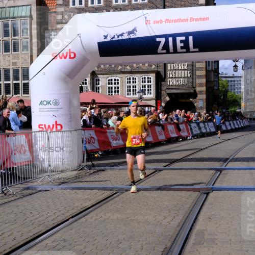 13.09.2026 - 21. swb-Marathon Bremen Tim E. http://msf.ph/oto/10356146 13.09.2026 12:49:32 Ziel  meine-sportfotos.de