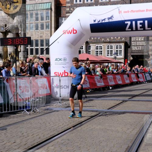 13.09.2026 - 21. swb-Marathon Bremen Tim E. http://msf.ph/oto/10356208 13.09.2026 12:49:42 Ziel 1483 meine-sportfotos.de