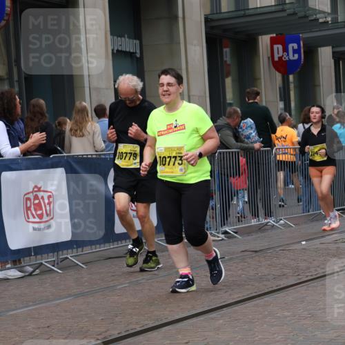 13.09.2026 - 21. swb-Marathon Bremen Strokosch-Dieckow http://msf.ph/oto/10356358 13.09.2026 11:17:02 Ziel 10335, 10472, 10773, 10779, 10979, 11355, 11495, 11672, 11709, 12101, 12334, 10295, 10335, 10679, 10999, 11355, 11456, 11461, 11653, 11867, 12089, 12287 meine-sportfotos.de