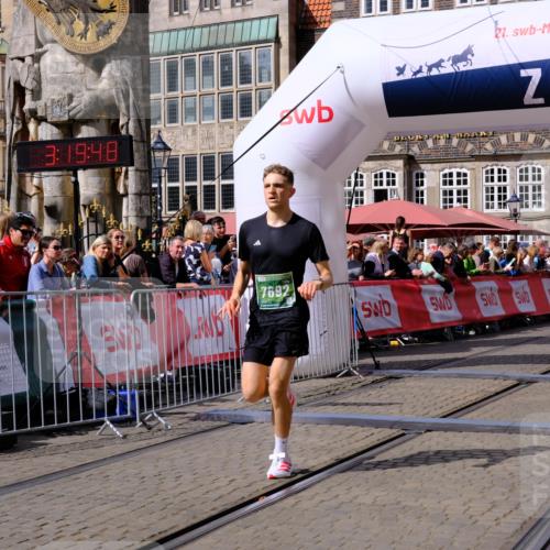 13.09.2026 - 21. swb-Marathon Bremen Tim E. http://msf.ph/oto/10356504 13.09.2026 12:50:36 Ziel 520, 4232, 7692 meine-sportfotos.de