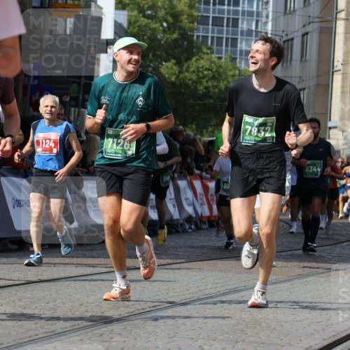 13.09.2026 - 21. swb-Marathon Bremen Strokosch-Dieckow http://msf.ph/oto/10356511 13.09.2026 13:33:41 Ziel 831, 1124, 2283, 2393, 2980, 4052, 4219, 4243, 4260, 4492, 4536, 4543, 4565, 5040, 5324, 5560, 5660, 5726, 5790, 5861, 5862, 5914, 6256, 6421, 6597, 6614, 6777, 6882, 6915, 6997, 7145, 7421, 7467, 7789, 7830, 8093, 8177, 8501, 8599, 8602, 9206, 9616, 9856, 9883, 13084, 13101, 1656, 2405, 2727, 3389, 3522, 4554, 4658, 4874, 5063, 5156, 5513, 5587, 6151, 6508, 7126, 7354, 7832, 8512, 9068, 9128, 9342, 9344 meine-sportfotos.de