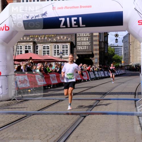 13.09.2026 - 21. swb-Marathon Bremen Tim E. http://msf.ph/oto/10356512 13.09.2026 12:50:45 Ziel 520, 4232, 8075 meine-sportfotos.de