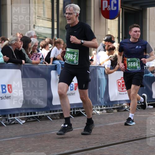 13.09.2026 - 21. swb-Marathon Bremen Strokosch-Dieckow http://msf.ph/oto/10356566 13.09.2026 13:34:11 Ziel 682, 784, 809, 911, 1307, 1395, 1871, 2215, 2831, 3029, 3052, 3058, 3068, 3214, 3318, 3388, 3409, 3636, 3890, 4112, 4537, 4616, 5147, 5378, 5488, 5566, 5694, 5760, 5852, 6255, 7168, 7696, 7746, 7833, 7962, 8182, 8381, 8453, 8552, 9094, 9100, 9402, 9453, 9751, 9788, 9802, 13112, 1364, 1656, 2355, 2464, 2727, 3162, 3389, 3522, 3632, 3790, 3984, 4613, 5265, 5341, 5489, 5513, 5563, 5587, 5768, 6090, 6151, 6509, 6623, 7047, 7303, 7354, 7431, 8025 meine-sportfotos.de