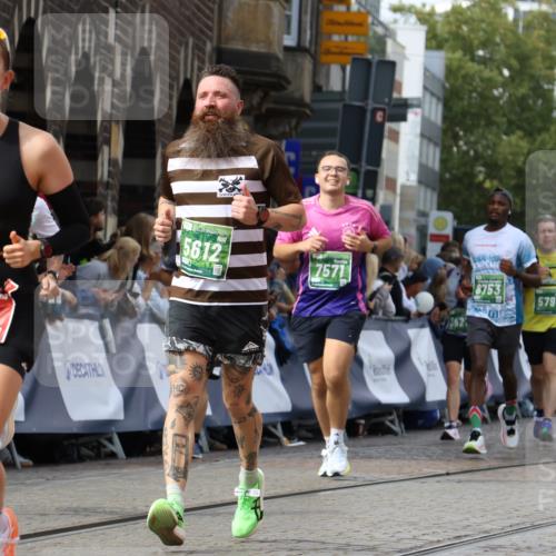 13.09.2026 - 21. swb-Marathon Bremen Strokosch-Dieckow http://msf.ph/oto/10356711 13.09.2026 13:37:15 Ziel 551, 813, 843, 950, 1285, 1641, 1849, 1936, 2241, 2275, 2930, 3122, 3541, 3635, 3787, 3874, 3909, 3998, 4261, 4335, 4410, 4448, 5236, 5355, 5447, 5823, 6050, 6056, 6269, 6408, 6431, 6966, 7046, 7398, 7445, 7640, 7937, 8034, 8498, 8685, 8839, 9310, 9331, 9415, 9589, 9658, 9807, 9840, 270, 391, 448, 869, 1180, 3323, 3627, 3823, 4628, 5388, 5612, 5738, 5791, 6904, 7074, 7571, 8439, 8553, 8748, 8753, 10106 meine-sportfotos.de