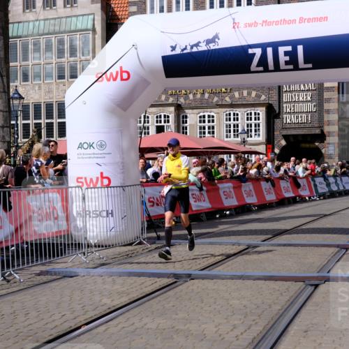 13.09.2026 - 21. swb-Marathon Bremen Tim E. http://msf.ph/oto/10356714 13.09.2026 12:51:32 Ziel 858, 1453, 3617, 13033 meine-sportfotos.de