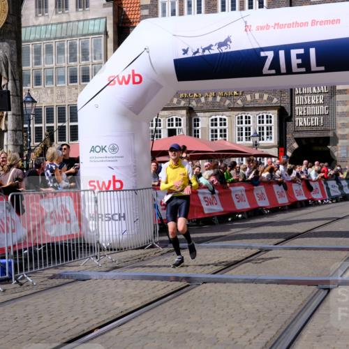 13.09.2026 - 21. swb-Marathon Bremen Tim E. http://msf.ph/oto/10356726 13.09.2026 12:51:32 Ziel 858, 1453, 3617, 13033 meine-sportfotos.de