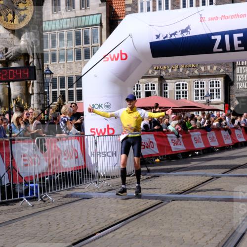 13.09.2026 - 21. swb-Marathon Bremen Tim E. http://msf.ph/oto/10356760 13.09.2026 12:51:33 Ziel 858, 1453, 3617, 13033 meine-sportfotos.de