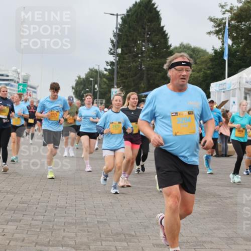 13.09.2026 - Kiel Lauf Andreas Tolksdorf http://msf.ph/oto/10356928 13.09.2026 09:59:29 Kiellinie 9775, 38, 2470, 4, 38, 3294, 4809, 39, 10809 meine-sportfotos.de