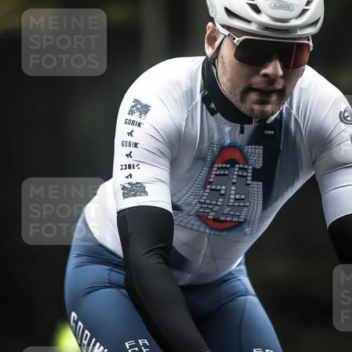 13.09.2026 - Stadtparktriathlon H.Heesch http://msf.ph/oto/10357029 13.09.2026 09:51:18 Radfahren 238, 322, 339 meine-sportfotos.de