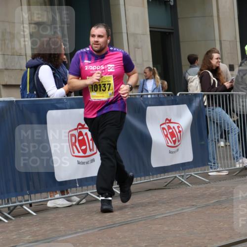 13.09.2026 - 21. swb-Marathon Bremen Strokosch-Dieckow http://msf.ph/oto/10357134 13.09.2026 11:17:39 Ziel 10137, 10713, 11367, 11482, 11808, 11829, 11932, 11943, 12023, 12226, 12321, 12373, 10472, 10756, 10773, 10979, 11709, 12292, 12334 meine-sportfotos.de