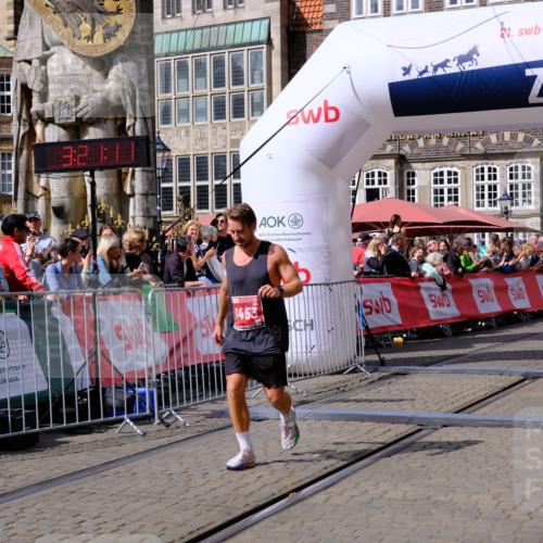 13.09.2026 - 21. swb-Marathon Bremen Tim E. http://msf.ph/oto/10357205 13.09.2026 12:52:00 Ziel 482, 943, 1126 meine-sportfotos.de