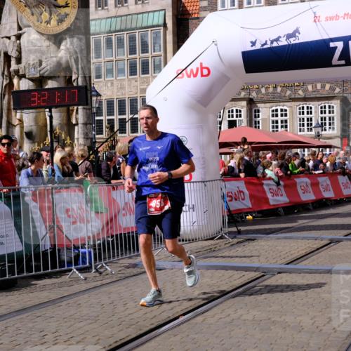 13.09.2026 - 21. swb-Marathon Bremen Tim E. http://msf.ph/oto/10357308 13.09.2026 12:52:06 Ziel 482, 943, 1126 meine-sportfotos.de