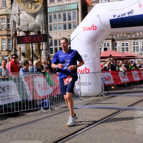 13.09.2026 - 21. swb-Marathon Bremen Tim E. http://msf.ph/oto/10357318 13.09.2026 12:52:06 Ziel 482, 943, 1126 meine-sportfotos.de