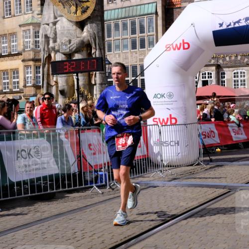 13.09.2026 - 21. swb-Marathon Bremen Tim E. http://msf.ph/oto/10357331 13.09.2026 12:52:06 Ziel 482, 943, 1126 meine-sportfotos.de
