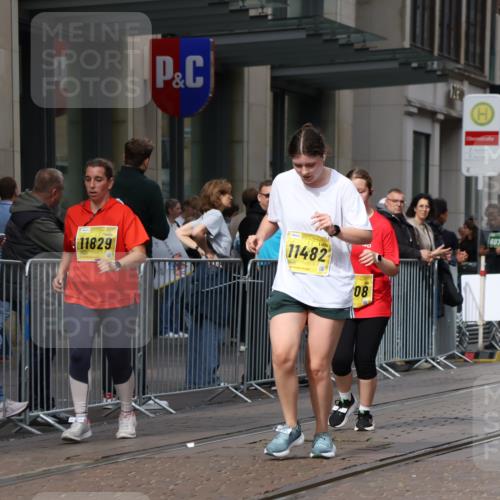 13.09.2026 - 21. swb-Marathon Bremen Strokosch-Dieckow http://msf.ph/oto/10357363 13.09.2026 11:17:45 Ziel 10137, 10191, 10192, 10459, 10513, 10713, 11482, 11808, 11829, 11943, 12023, 12177, 12178, 12321, 12373, 10472, 10756, 10979, 11367, 11709, 11932, 12226, 12292, 12334 meine-sportfotos.de