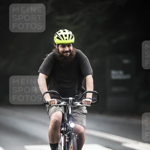 13.09.2026 - Stadtparktriathlon H.Heesch http://msf.ph/oto/10357377 13.09.2026 09:51:58 Radfahren 220, 258, 300, 311, 336 meine-sportfotos.de