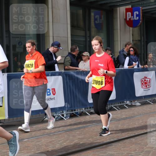 13.09.2026 - 21. swb-Marathon Bremen Strokosch-Dieckow http://msf.ph/oto/10357421 13.09.2026 11:17:50 Ziel 10191, 10192, 10459, 10513, 10713, 11482, 11808, 11829, 11943, 12177, 12178, 10137, 10756, 11367, 11709, 11932, 12023, 12226, 12292, 12321, 12334, 12373 meine-sportfotos.de