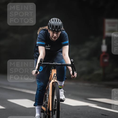 13.09.2026 - Stadtparktriathlon H.Heesch http://msf.ph/oto/10357499 13.09.2026 09:52:22 Radfahren 219, 304, 324 meine-sportfotos.de