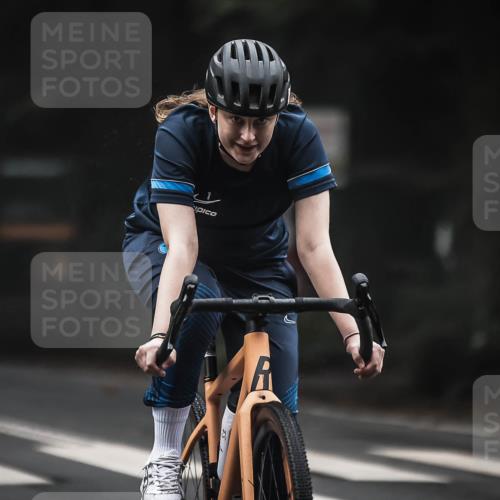 13.09.2026 - Stadtparktriathlon H.Heesch http://msf.ph/oto/10357511 13.09.2026 09:52:23 Radfahren 219, 304, 324 meine-sportfotos.de