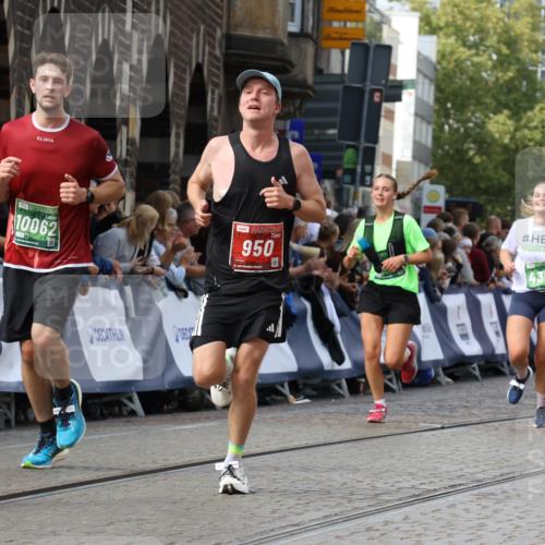13.09.2026 - 21. swb-Marathon Bremen Strokosch-Dieckow http://msf.ph/oto/10357515 13.09.2026 13:37:30 Ziel 950, 1180, 1285, 1854, 1991, 2241, 2531, 2930, 3333, 3732, 3894, 3909, 4410, 4448, 4932, 4947, 5547, 5577, 5612, 6046, 6431, 6629, 6904, 6947, 6961, 7006, 7445, 7571, 7937, 8268, 8443, 8458, 9140, 9310, 9317, 9415, 9701, 9840, 13077, 3804, 4155, 4300, 4433, 5624, 5783, 5784, 6032, 6596, 6795, 6804, 6911, 7003, 7635, 8315, 8316, 8380, 8674, 9099, 9441, 10062 meine-sportfotos.de