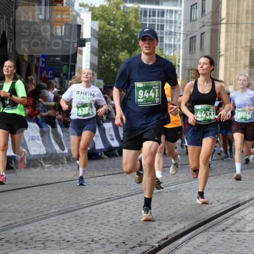 13.09.2026 - 21. swb-Marathon Bremen Strokosch-Dieckow http://msf.ph/oto/10357602 13.09.2026 13:37:31 Ziel 950, 1180, 1285, 1854, 1991, 2531, 2930, 3333, 3627, 3732, 3823, 3894, 3909, 4410, 4448, 4932, 4947, 5388, 5547, 5577, 5612, 5791, 6046, 6431, 6629, 6904, 6947, 6961, 7006, 7445, 7571, 7937, 8268, 8443, 8458, 9140, 9310, 9317, 9415, 9701, 9840, 13077, 581, 3804, 4155, 4159, 4300, 4433, 5624, 5783, 5784, 6032, 6596, 6795, 6804, 6911, 7003, 7635, 8315, 8316, 8380, 9099, 9441, 10062 meine-sportfotos.de