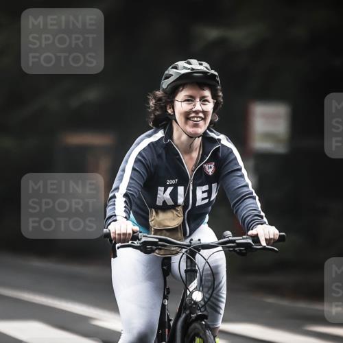 13.09.2026 - Stadtparktriathlon H.Heesch http://msf.ph/oto/10357879 13.09.2026 09:53:13 Radfahren 233, 244, 301, 326 meine-sportfotos.de