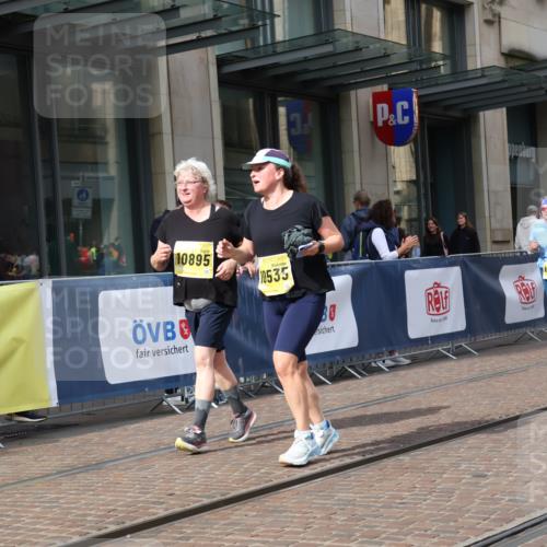 13.09.2026 - 21. swb-Marathon Bremen Strokosch-Dieckow http://msf.ph/oto/10357907 13.09.2026 11:18:12 Ziel 10176, 10194, 10535, 10600, 10651, 10895, 10899, 10997, 12371, 12561, 10137, 10191, 10192, 10459, 10513, 10713, 11482, 11808, 11829, 11943, 12023, 12177, 12178, 12321, 12373 meine-sportfotos.de