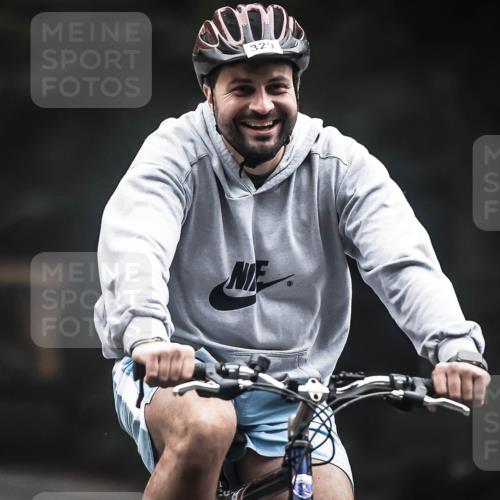 13.09.2026 - Stadtparktriathlon H.Heesch http://msf.ph/oto/10358041 13.09.2026 09:53:42 Radfahren 290, 328, 329 meine-sportfotos.de