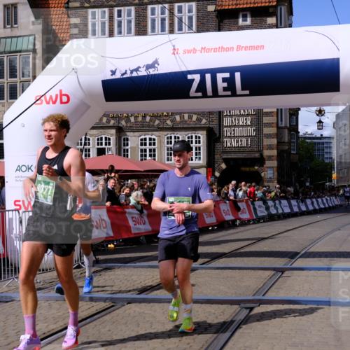 13.09.2026 - 21. swb-Marathon Bremen Tim E. http://msf.ph/oto/10358056 13.09.2026 12:53:21 Ziel 417, 2585, 7650, 8077, 9522 meine-sportfotos.de
