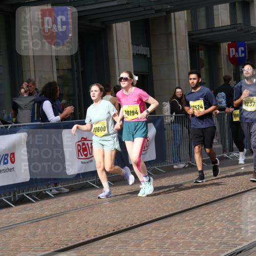 13.09.2026 - 21. swb-Marathon Bremen Strokosch-Dieckow http://msf.ph/oto/10358087 13.09.2026 11:18:20 Ziel 10005, 10176, 10194, 10264, 10535, 10568, 10600, 10895, 10899, 10997, 11443, 12371, 12422, 12561, 10191, 10192, 10459, 10513, 10651, 10713, 11482, 11808, 11829, 11943, 12177, 12178 meine-sportfotos.de