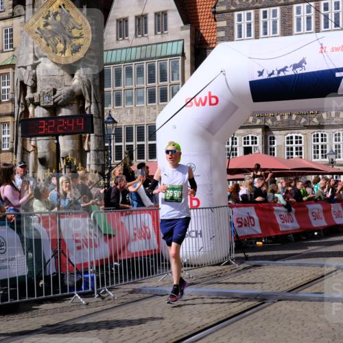 13.09.2026 - 21. swb-Marathon Bremen Tim E. http://msf.ph/oto/10358094 13.09.2026 12:53:32 Ziel 2585, 2670, 7650, 8081 meine-sportfotos.de