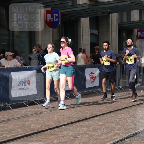 13.09.2026 - 21. swb-Marathon Bremen Strokosch-Dieckow http://msf.ph/oto/10358102 13.09.2026 11:18:21 Ziel 10005, 10176, 10194, 10264, 10344, 10535, 10568, 10600, 10895, 10899, 10997, 11443, 12371, 12422, 12561, 10191, 10192, 10459, 10513, 10535, 10651, 10713, 10895, 11482, 11808, 11829, 11943, 12177, 12178 meine-sportfotos.de
