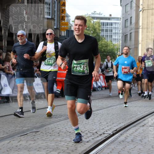 13.09.2026 - 21. swb-Marathon Bremen Strokosch-Dieckow http://msf.ph/oto/10358116 13.09.2026 13:37:41 Ziel 270, 391, 448, 869, 1180, 3323, 3333, 3627, 3823, 4628, 5388, 5547, 5577, 5612, 5738, 5791, 6904, 6947, 7074, 7571, 8268, 8439, 8443, 8553, 8748, 8753, 9701, 10106, 13077, 581, 1851, 2342, 3316, 4159, 4394, 4675, 4902, 4942, 5783, 5784, 6001, 6083, 6596, 6795, 7540, 7815, 7894, 7985, 8010, 8138, 8204, 8440, 8450, 8920, 8972, 9099, 9481, 9774, 13228 meine-sportfotos.de