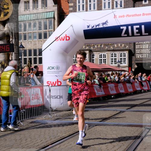 13.09.2026 - 21. swb-Marathon Bremen Tim E. http://msf.ph/oto/10358155 13.09.2026 12:53:35 Ziel 2585, 2670, 7650, 8081 meine-sportfotos.de