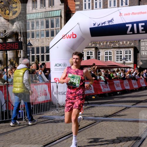 13.09.2026 - 21. swb-Marathon Bremen Tim E. http://msf.ph/oto/10358162 13.09.2026 12:53:35 Ziel 2585, 2670, 7650, 8081 meine-sportfotos.de