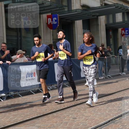 13.09.2026 - 21. swb-Marathon Bremen Strokosch-Dieckow http://msf.ph/oto/10358164 13.09.2026 11:18:23 Ziel 10005, 10176, 10194, 10264, 10344, 10568, 10600, 10899, 10997, 11443, 12371, 12422, 12561, 10191, 10192, 10459, 10513, 10535, 10651, 10895, 11482, 11808, 11829, 11943, 12177, 12178 meine-sportfotos.de