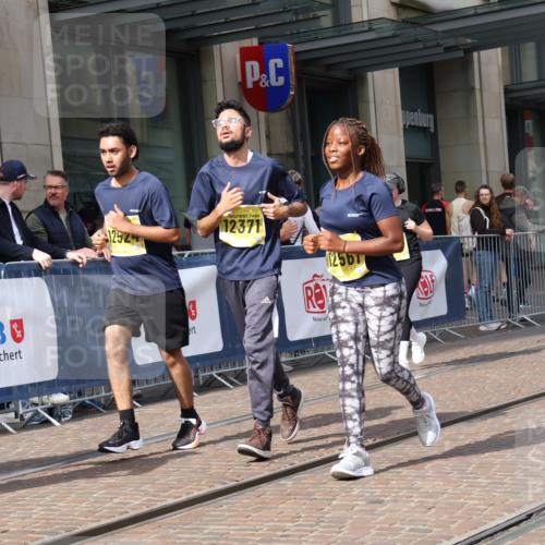 13.09.2026 - 21. swb-Marathon Bremen Strokosch-Dieckow http://msf.ph/oto/10358176 13.09.2026 11:18:23 Ziel 10005, 10176, 10194, 10264, 10344, 10568, 10600, 10899, 10997, 11443, 12371, 12422, 12561, 10191, 10192, 10459, 10513, 10535, 10651, 10895, 11482, 11808, 11829, 11943, 12177, 12178 meine-sportfotos.de