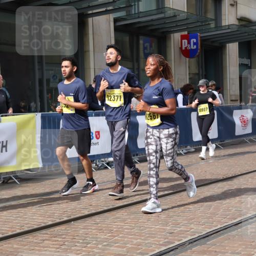 13.09.2026 - 21. swb-Marathon Bremen Strokosch-Dieckow http://msf.ph/oto/10358203 13.09.2026 11:18:24 Ziel 10005, 10176, 10194, 10264, 10344, 10568, 10600, 10899, 10997, 11443, 12090, 12371, 12422, 12561, 10191, 10192, 10459, 10513, 10535, 10651, 10895, 11808, 11829, 11943, 12177, 12178 meine-sportfotos.de