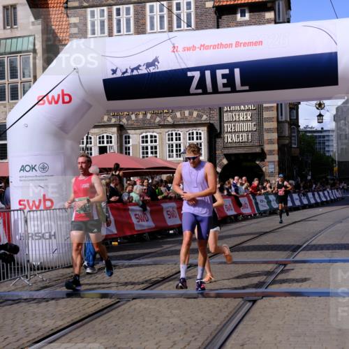 13.09.2026 - 21. swb-Marathon Bremen Tim E. http://msf.ph/oto/10358229 13.09.2026 12:53:39 Ziel 2352, 2585, 2670, 3080, 8081 meine-sportfotos.de