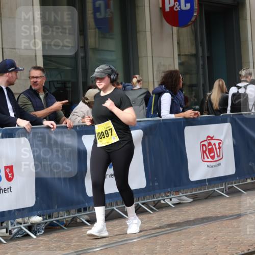 13.09.2026 - 21. swb-Marathon Bremen Strokosch-Dieckow http://msf.ph/oto/10358231 13.09.2026 11:18:25 Ziel 10005, 10176, 10194, 10264, 10344, 10568, 10600, 10899, 10997, 11443, 11629, 11794, 12090, 12371, 12422, 12561, 10176, 10191, 10192, 10459, 10513, 10535, 10651, 10895, 11808, 11829, 11943, 12177, 12178 meine-sportfotos.de