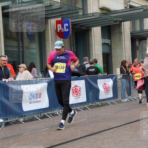 13.09.2026 - 21. swb-Marathon Bremen Strokosch-Dieckow http://msf.ph/oto/10358413 13.09.2026 11:18:36 Ziel 10005, 10202, 10264, 10344, 10524, 10568, 11443, 11629, 11794, 12090, 12422, 10176, 10194, 10535, 10600, 10651, 10895, 10899, 10997, 12371, 12561 meine-sportfotos.de