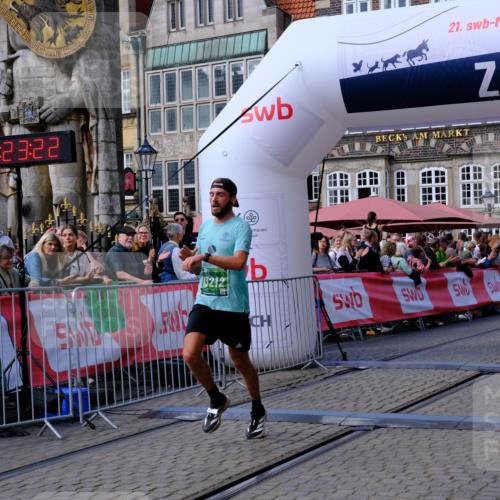 13.09.2026 - 21. swb-Marathon Bremen Tim E. http://msf.ph/oto/10358496 13.09.2026 12:54:11 Ziel 272, 5160, 13212 meine-sportfotos.de
