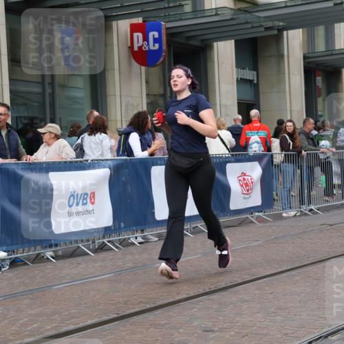 13.09.2026 - 21. swb-Marathon Bremen Strokosch-Dieckow http://msf.ph/oto/10358587 13.09.2026 11:18:43 Ziel 10005, 10202, 10344, 10524, 11629, 11794, 12090, 10176, 10194, 10264, 10535, 10568, 10600, 10895, 10899, 10997, 11443, 12371, 12422, 12561 meine-sportfotos.de