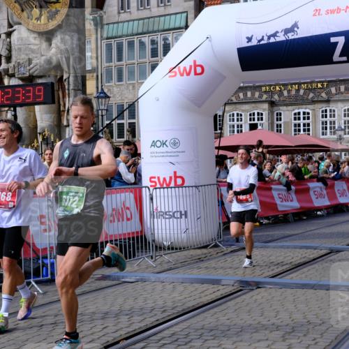 13.09.2026 - 21. swb-Marathon Bremen Tim E. http://msf.ph/oto/10358717 13.09.2026 12:54:27 Ziel 1256, 1629, 6112, 9399, 9617 meine-sportfotos.de