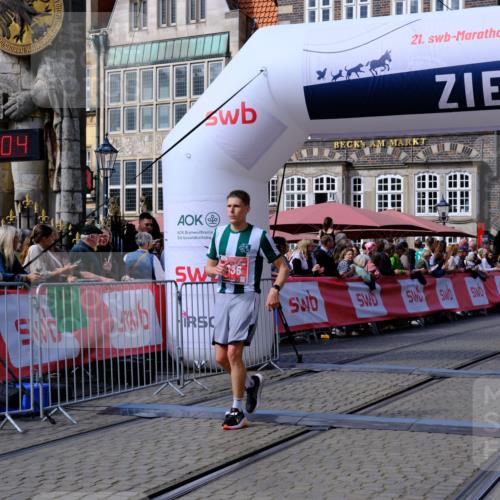 13.09.2026 - 21. swb-Marathon Bremen Tim E. http://msf.ph/oto/10358995 13.09.2026 12:54:53 Ziel 1020 meine-sportfotos.de