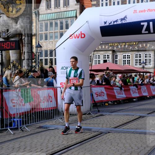 13.09.2026 - 21. swb-Marathon Bremen Tim E. http://msf.ph/oto/10359004 13.09.2026 12:54:53 Ziel 1020 meine-sportfotos.de