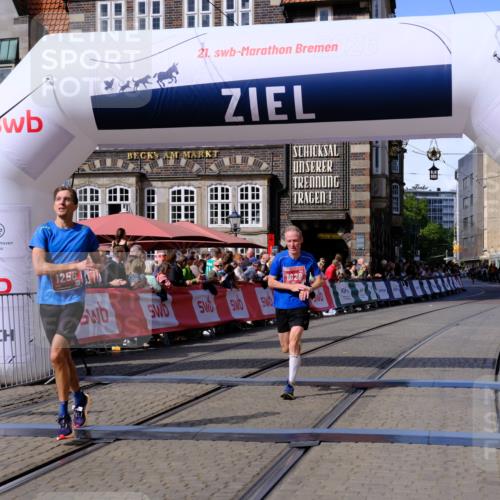 13.09.2026 - 21. swb-Marathon Bremen Tim E. http://msf.ph/oto/10359066 13.09.2026 12:54:59 Ziel 1020 meine-sportfotos.de